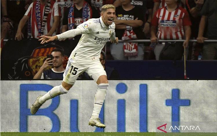 Gelandang Real Madrid Federico Valverde melakukan selebrasi usai mencetak gol ke gawang Atletico Madrid dalam pertandingan Liga Spanyol pada 19 September 2022. ANTARA/AFP/OSCAR DEL POZO