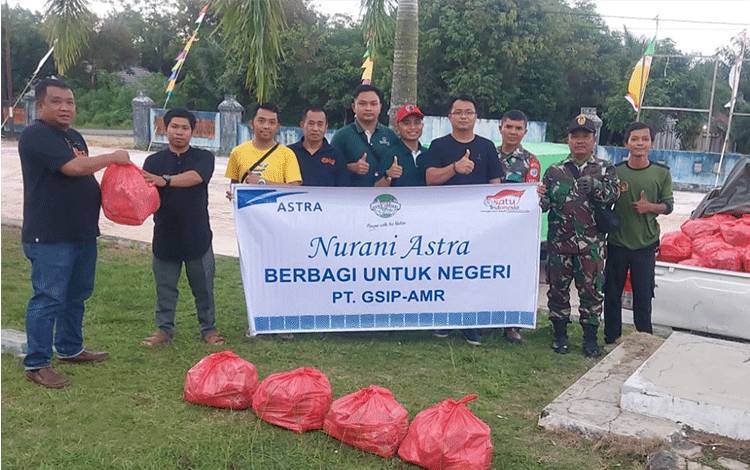 Management PT GSIP-AMR serahkan bansos berupa paket sembako untuk korban banjir di Desa Runtu. (FOTO : DANANG)