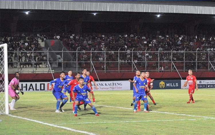 Laga Kalteng Putra FC melawan Babel United Persipal Palu di Stadion Tuah Pahoe, Minggu malam 18 September 2022. (FOTO: HERMAWAN)