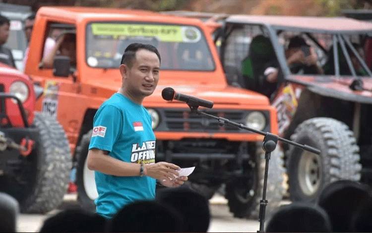 Wali Kota Palangka Raya Fairid Naparin menghadiri pelantikan IOF. (FOTO: HUMAS PEMKO)