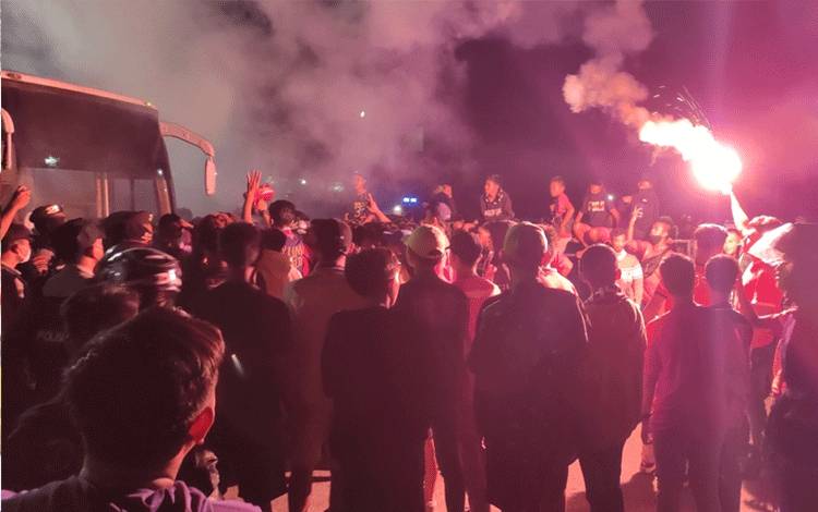 Puluhan orang Kalteng Mania memadati halaman Stadion Tuah Pahoe dan berorasi usai tim dukungannya tak mampu ambil poin penuh di laga kandang melawan Babel United Persipal Palu, Minggu malam, 18 September 2022. (FOTO: HERMAWAN)