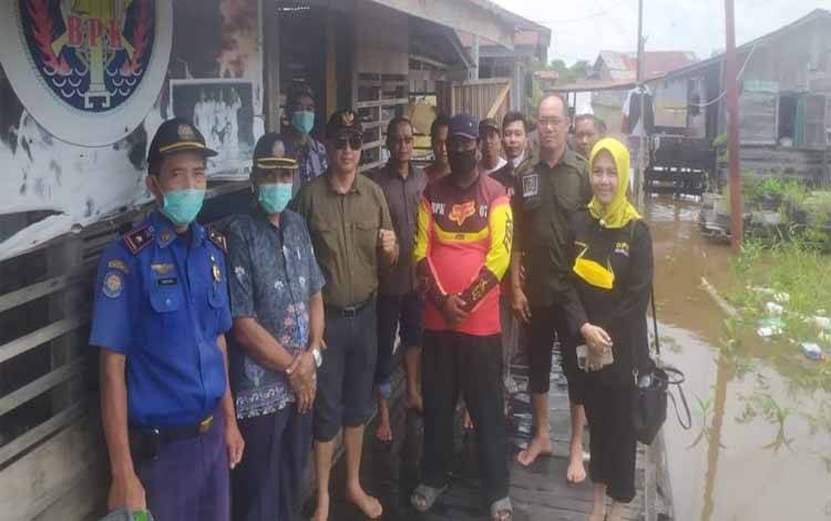 Anggota Komisi C DPRD Palangka Raya, Norhaini bersama rombongan meninjau sejumlah lokasi banjir. (FOTO: NORHAINI)