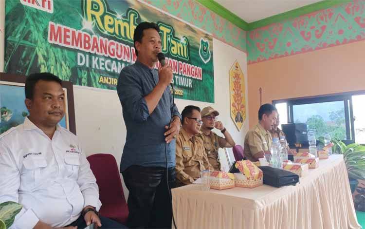 Ketua Komisi II DPRD Kapuas, Ahmad Baihaqi saat menghadiri Rembuk Tani di Kecamatan Kapuas Timur. (IST)