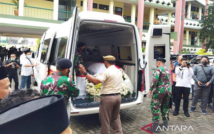 Mobil ambulans yang membawa peti jenazah Prof Azyumardi Azra diberangkatkan dari Auditorium Harun Nasution UIN Syarif Hidayatullah Jakarta ke Taman Makam Pahlawan (TMP) Kalibata, Jakarta, Selasa (20/9/2022). (ANTARA/Benardy Ferdiansyah)