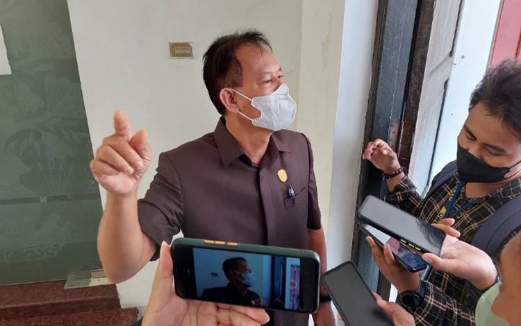 Anggota DPRD Kalteng, Sengkon ketika diwawancarai awak media. (FOTO: DONNY D)