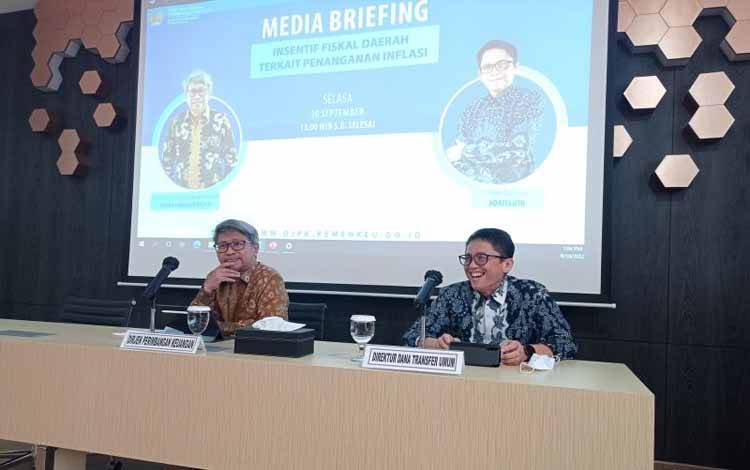 Direktur Jenderal Perimbangan Keuangan Astera Primanto Bhakti (kiri) dalam media briefing di Kantor Kemenkeu, Jakarta, Selasa (20/9/2022). (ANTARA/Sanya Dinda)