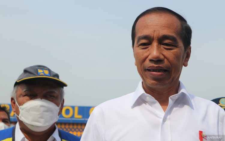 Presiden Jokowi di gerbang tol Gabus, Cibitung, kabupaten Bekasi, Jawa Barat pada Selasa (20/9/2022) (ANTARA/Desca Lidya Natalia)