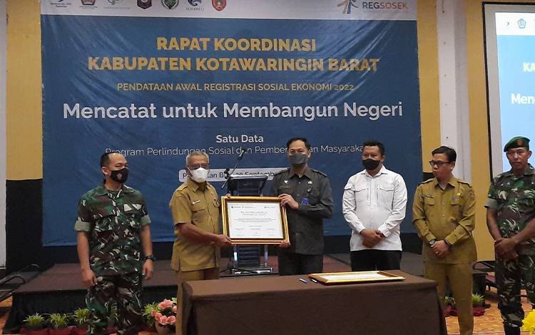 Sekda Kobar Suyanto dan Kepala BPS Kobar Yul Ismardani, serta instansi terkait memperlihatkan tanda tangan pencanangan Desa Cinta Statistik. (FOTO: DANANG)