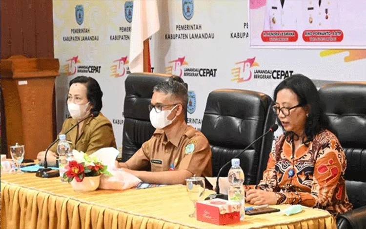 Sekretaris Daerah Kabupaten Lamandau Muhamad Irwansyah membuka rapat koordinasi audit kasus stunting di Aula Setda setempat. (FOTO : HENDI NURFALAH)