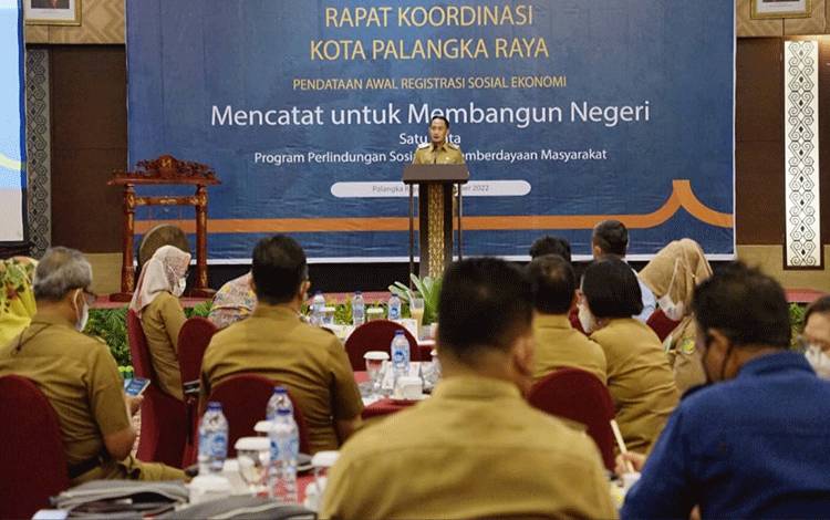 Wali Kota Palangka Raya Fairid Naparin saat membuka rapat Regsosek. (FOTO: HUMAS PEMKO)
