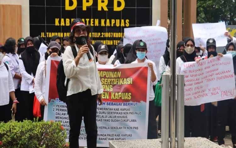 Aksi damai sejumlah Guru PAUD Sertifikasi non PNS sampaikan aspirasi ke DPRD Kapuas, Rabu, 21 September 2022. (FOTO: POLRES KAPUAS)
