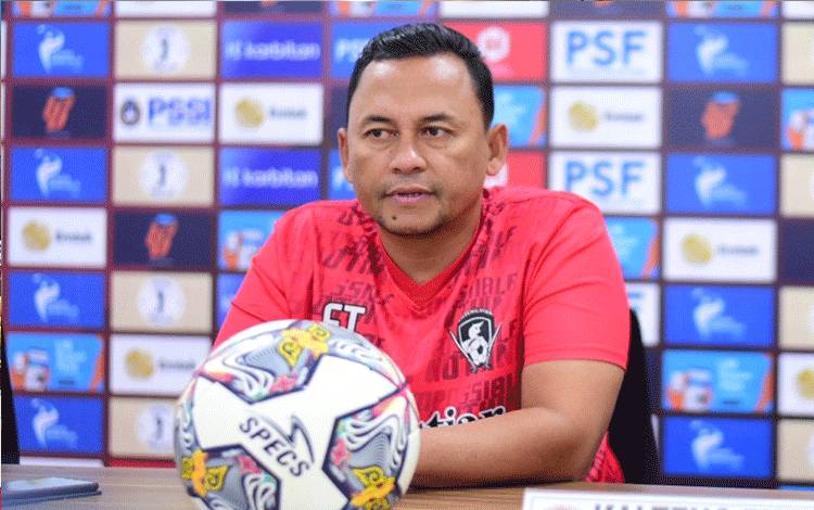 Pelatih Kalteng Putra, Eko Tamamie saat konferensi pers pra match. (FOTO: ISTIMEWA)