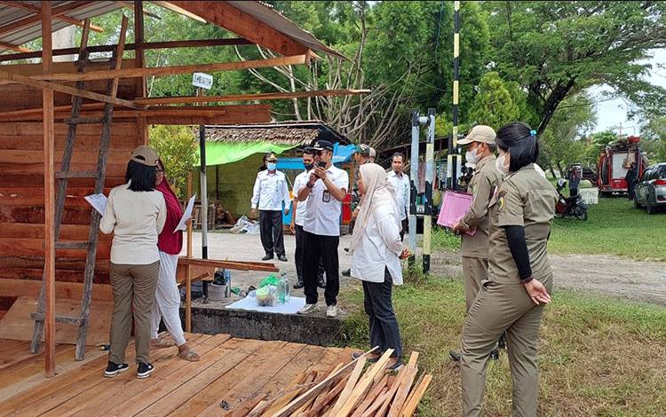 Sosialisasi penataan bangunan menutup drainase di wilayah Kecamatan Pahandut, Palangka Raya. (FOTO: SATPOL PP)
