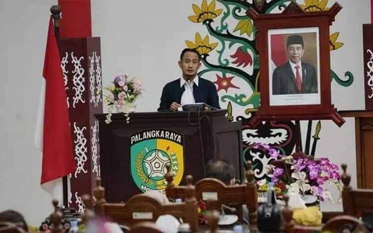 Wali Kota Palangka Raya, Fairid Naparin menyampaikan pidato perubahan APBD 2022. (FOTO: HUMAS PEMKO)