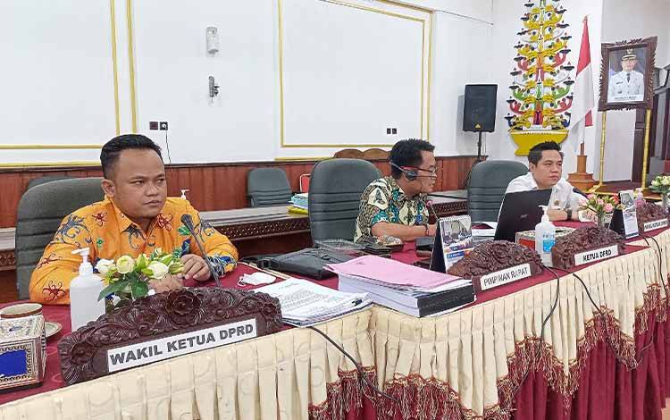 Pimpinan DPRD Barito Timur saat Rapat Paripurna Penutupan Masa Sidang III dan Pembukaan Masa Sidang I Tahun Sidang 2022, Kamis, 22 September 2022. (FOTO: BOLE MALO)