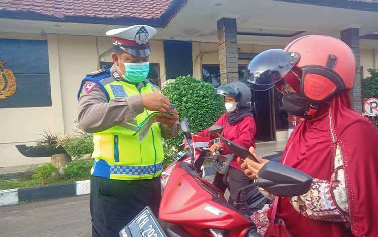 Anggota Satlantas Polresta Palangka Raya saat memeriksa kelengkapan para pengendara motor, Rabu, 21 September 2022. (POTO: PARLIN TAMBUNAN).