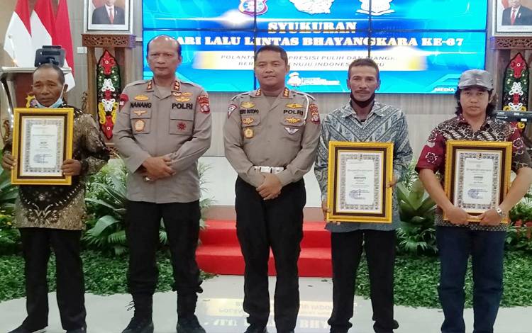 Ketua Relawan Matabu Jaya Safrahuddin menerima penghargaan dari Kapolda Kalteng, Kamis, 22 September 2022. (FOTO: RMJ)