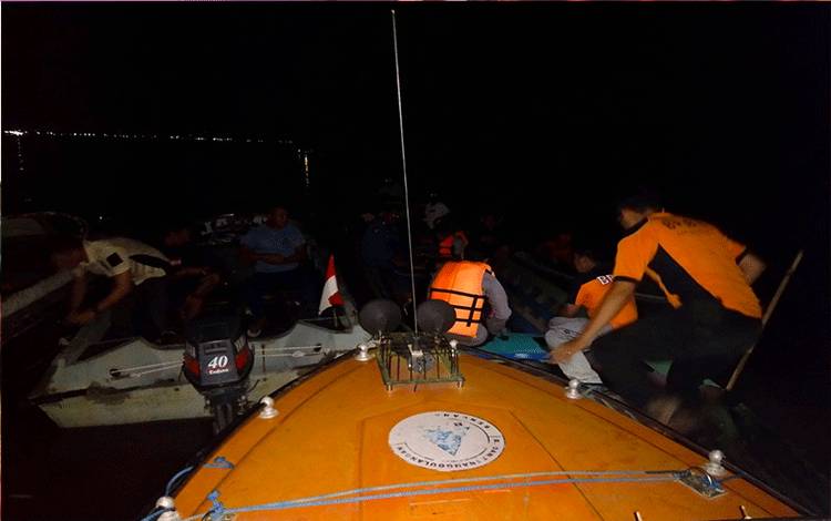 Petugas melakukan upaya pencarian korban diduga tenggelam di DAS Kapuas Handel Bakambat pada Kamis, 22 September 2022. (FOTO: BPBD KAPUAS)