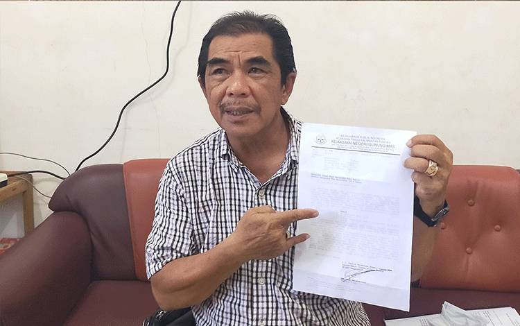 Pua Hardinata selaku penasehat hukum tiga tersangka saat menunjukan surat panggilan terhadap kliennya, Kamis, 22 September 2022.