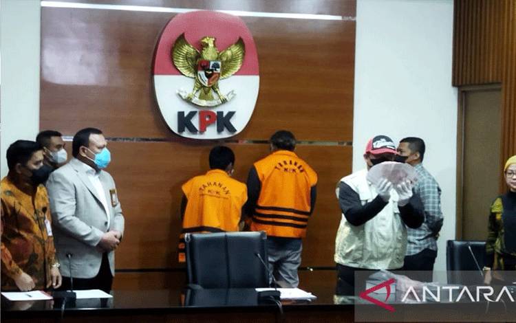 Petugas Komisi Pemberantasan Korupsi (KPK) menunjukkan barang bukti sejumlah uang dari operasi tangkap tangan (OTT) terkait dugaan suap pengurusan perkara di Mahkamah Agung (MA) saat jumpa pers di Gedung KPK, Jakarta, Jumat (23/9/2022). ANTARA/Benardy Ferdiansyah