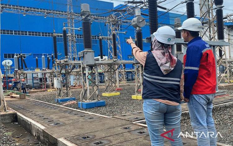 Pekerja PT PLN UIP KLT menunjuk Gardu Induk Asam-Asam di Kalimantan Selatan. (ANTARA/HO-UIP KLT)