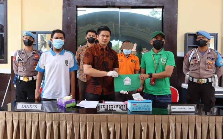 Pemusnahan barang bukti sabu, dipimpin Kasat Resnarkoba Polres Seruyan Iptu Muhammad Fachrurazi, Jumat, 23 September 2022. (FOTO: FAHRUL)