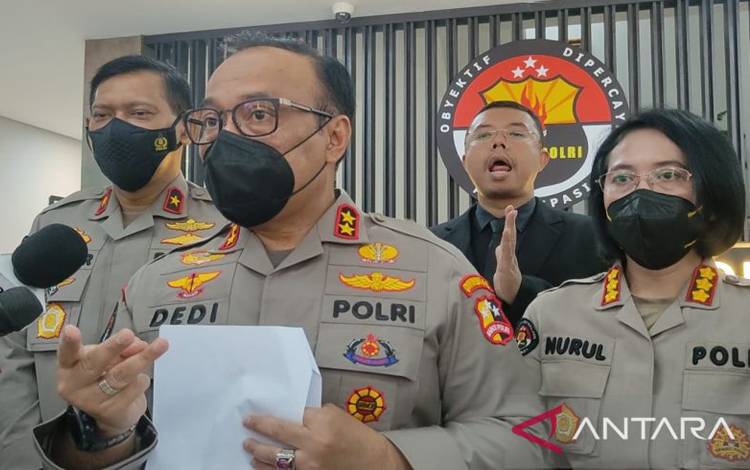 Kepala Divisi Humas Polri Irjen Dedi Prasetyo memberikan keterangan kepada wartawan di Mabes Polri, Jakarta, Jumat (23-9-2022). ANTARA/Laily Rahmawaty