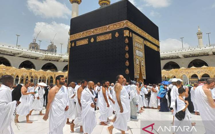 Jamaah melakukannya tawaf mengelilingi Ka'bah di Masjidil Haram, Mekkah, Arab Saudi, Rabu (3/8/2022) (ANTARA/Desi Purnamawati)