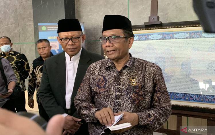 Menkopolhukam Mahfud MD (kiri) saat memberikan arahan dalam Studium Generale, di Universitas Islam Malang (Unisma) di Kota Malang, Jawa Timur, Jumat (23/9/2022). (ANTARA/Vicki Febrianto)