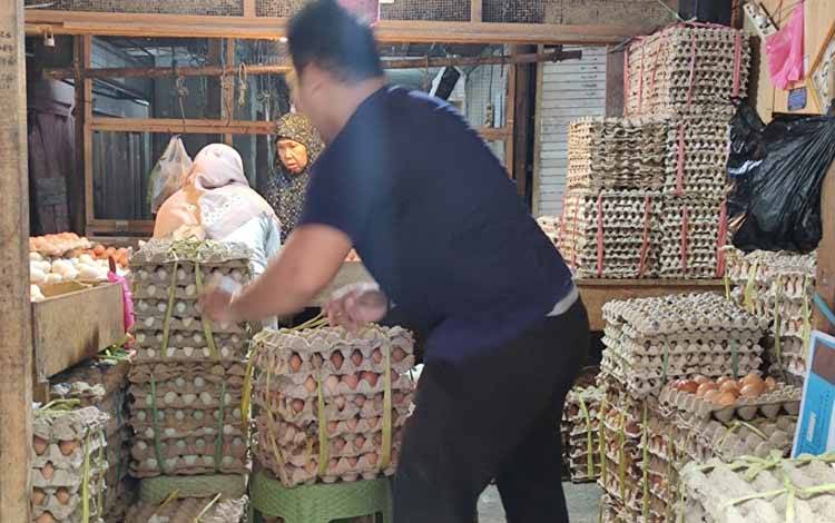 Penjual telur di Pasar Besar Palangka Raya. Rencana pemerintah untuk menerapkan subsidi angkutan dinilai tepat. (FOTO: HERMAWAN)