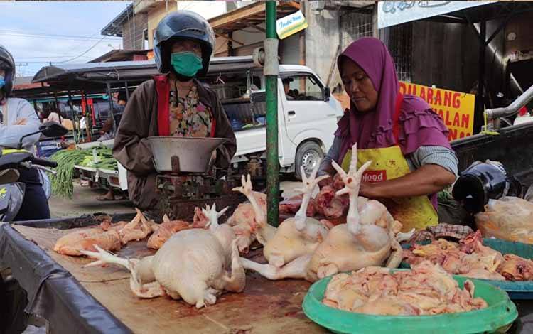 Penjual ayam di Pasar Besar Kota Palangka Raya. Bantuan pemerintah untuk UMKM dinilai bisa menjadi stimulus menghadapi gejolak ekonomi. (FOTO: HERMAWAN)