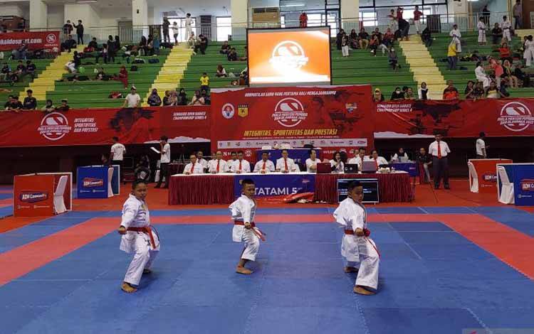 Sebanyak 2.086 atlet dari kelas pemula hingga senior mengikuti Senkaido Open Karate Championship Series 4 Piala Menpora 2022 yang resmi bergulir di GOR Ciracas, Jakarta, Jumat (23/9/2022). (ANTARA/Muhammad Ramdan)