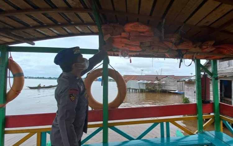 Personel Satpolairud Polres Kapuas mengecek kelengkapan alat keselamatan feri penyeberangan. (FOTO: IST)