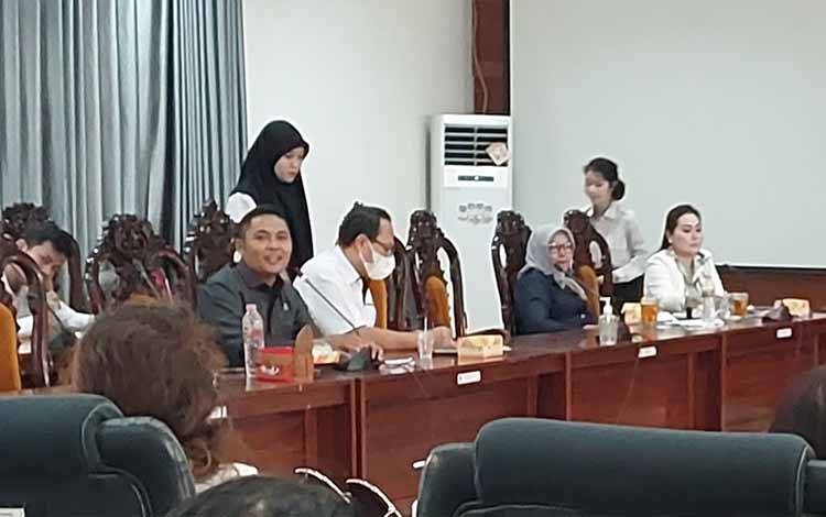 Anggota DPRD Kapuas, Didi Hartoyo (kiri) saat hadiri pertemuan dengan para Guru Paud sertifikasi non PNS di ruang rapat gabungan komisi dewan, belum lama ini. (FOTO: DODI)
