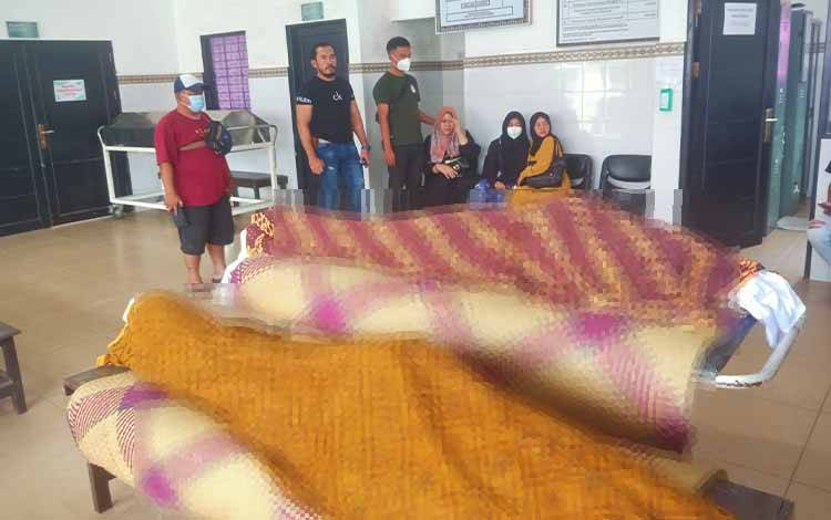 Jasad sepasang suami istri di ruang Kamboja RS dr Doris Sylvanus Palangka Raya, persiapan dibawa ke rumah keluarga duka, Sabtu, 24 September 2022. (POTO: PARLIN TAMBUNAN).