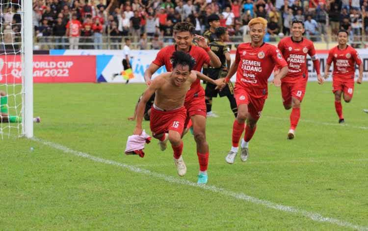 Pemain muda Semen Padang Firman Juliansyah merayakan golnya ke gawang Perserang Serang dalam lanjutan Liga 2 Indonesia Grup Barat di Stadion Haji Agus Salim, Padang, Kamis (22/9/2022). (ANTARA/HO-MO Semen Padang)