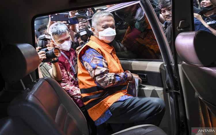 Hakim Agung Mahkamah Agung (MA) Sudrajad Dimyati (kiri) dengan mengenakan rompi tahanan memasuki mobil tahanan di Gedung Merah Putih, KPK, Jakarta, Jumat (23/9/2022). ANTARA FOTO/M Risyal Hidayat/YU (ANTARA FOTO/M RISYAL HIDAYAT)