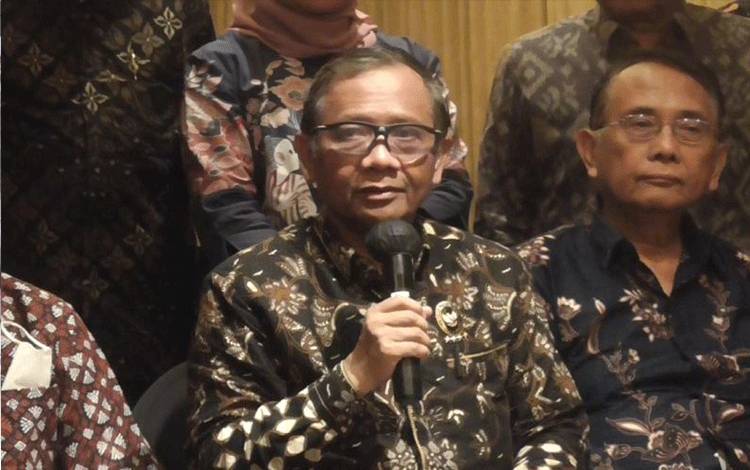 Menkopolhukam Mahfud MD menyampaikan keterangan pers usai mempimpin rapat perdana Tim PPHAM di Surabaya, Minggu (25/9/2022). (ANTARA/Hanif Nashrullah)