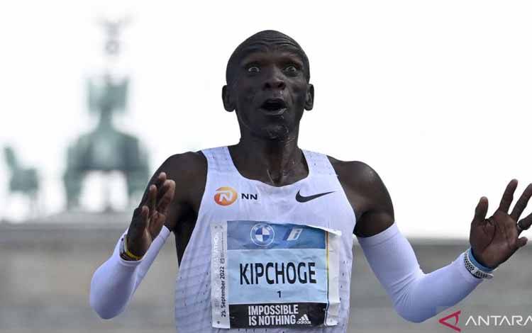 Pelari Kenya Eliud Kipchoge mencapai garis finis untuk menjadi yang tercepat dalam ajang Berlin Marathon 2022 di Berlin, Jerman, Minggu (25/9/2022). Kipchoge mempertajam rekor dunia setelah menyelesaikan lomba dengan catatan waktu 2 jam 01 menit 9 detik (ANTARA/AFP/TOBIAS SCHWARZ)