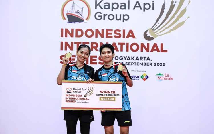 Ganda putri tuan rumah Ririn Amelia/Virni Putri menaiki podium setelah menjadi juara turnamen bulu tangkis Indonesia International Series 2022 di GOR Among Rogo, Yogyakarta, Minggu (25/9/2022). (Dokumentasi PBSI)