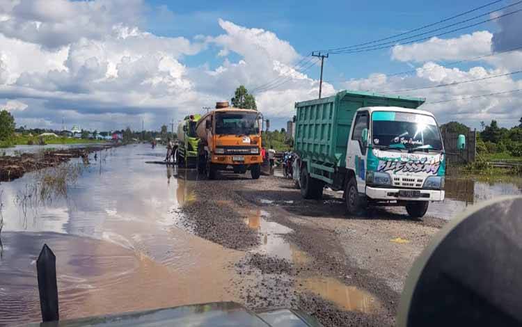 Truk tampak melintasi Jalan Pangkalan Bun - Kotawaringin Lama yang tergenang banjir (FOTO: BAMBANG SUHERMAN)