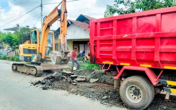 Proses perbaikan jalan di Palangka Raya. (FOTO: PUPR PALANGKA RAYA) 