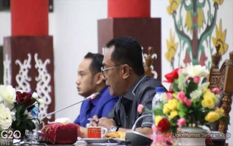 Ketua DPRD Kota Palangka Raya Sigit K Yunianto saat memimpin sidang paripurna. (FOTO: HUMAS DPRD) 