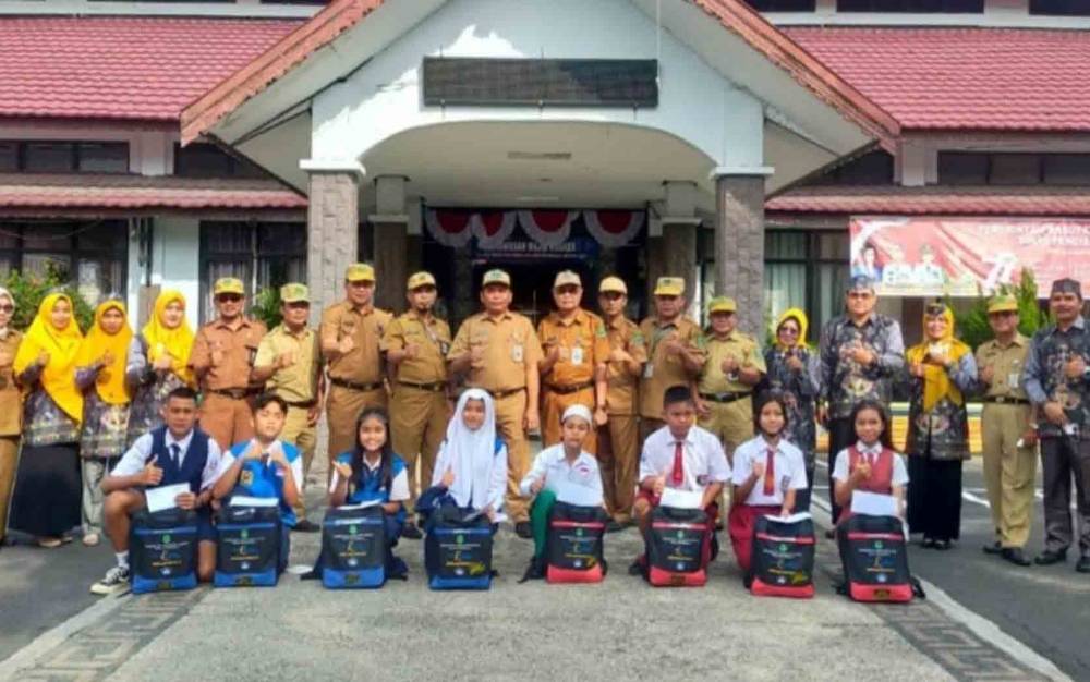 Kadisdik Kapuas Suwarno Muriyat bersama peserta seleksi guru dan kepala sekolah berprestasi dalam acara pelepasan pada Senin, 26 September 2022. (FOTO: IST)