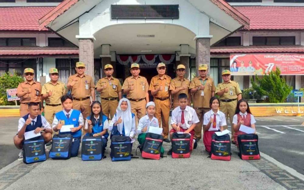 Kadisdik Kapuas Suwarno Muriyat bersama para pelajar yang dikirim mengikuti O2SN Cabor Bulu Tangkis tingkat Provinsi Kalteng, Senin, 26 September 2022. (FOTO: DODI)