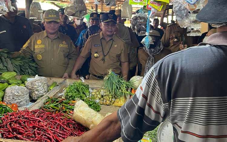Gubernur Kalteng Sugianto Sabran didampingi Bupati Kotim Halikinnor, saat meninjau harga kebutuhan pokok di Pasar Simpang Sebabi, Senin, 26 September 2022. (FOTO: HAMIM)