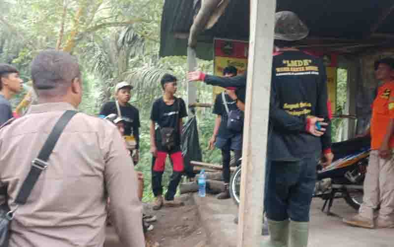 Petugas mengevakuasi pendaki yang tersesat saat hendak ke Gunung Kelud (1.731 meter di atas permukaan laut). Empat pendaki berhasil dievakuasi petugas di Blitar, Jawa Timur. (FOTO : ANTARA/HO-Polisi)