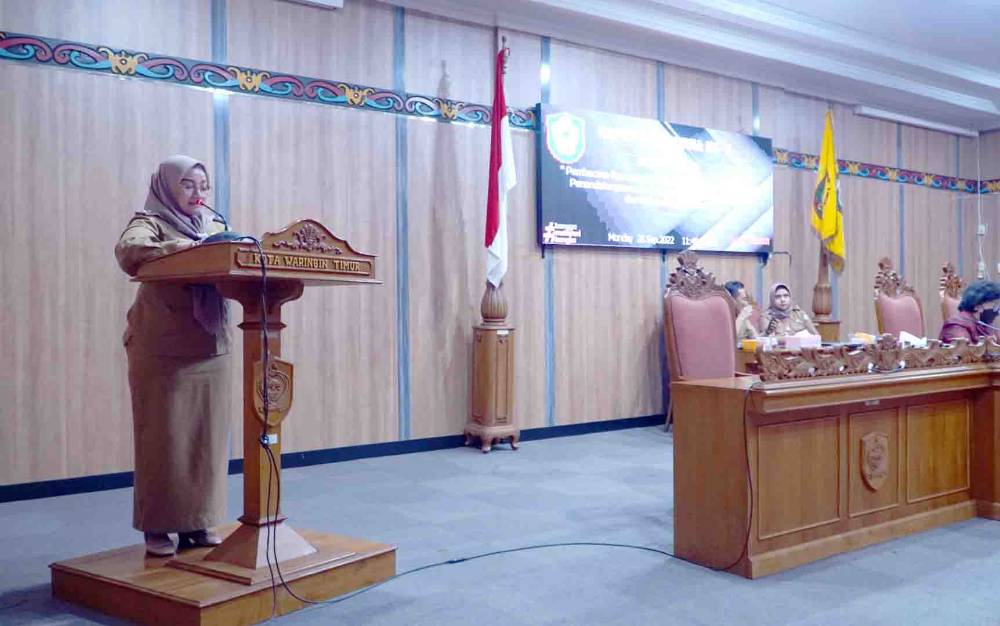 Wakil Bupati Kabupaten Kotim, Irawati membacakan pidato bupati pada rapat paripurna di DPRD. (FOTO: M ANDHIKA)