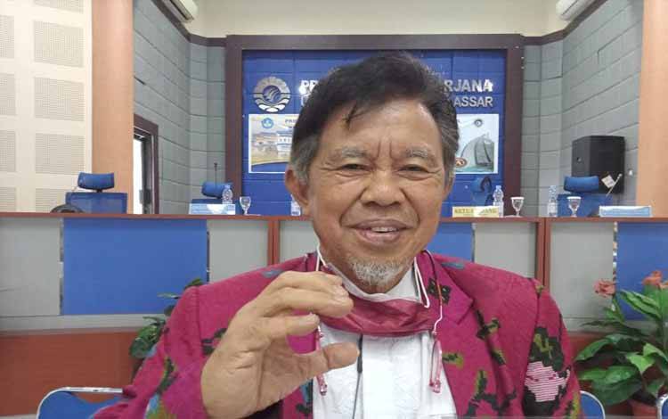 Direktur Hasanuddin Contact Prof Dr dr Alimin Maidin yang juga adalah Guru Besar di Fakultas Kesehatan Masyarakat Universitas Hasanuddin, Makassar. Antara/ Suriani Mappong