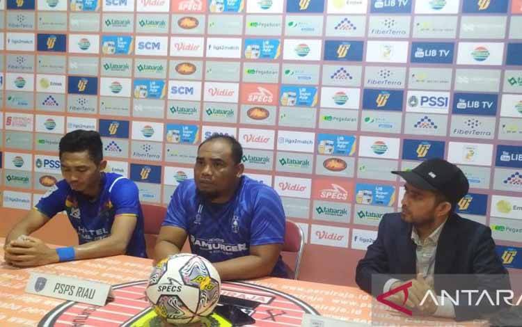 Pelatih PSPS Riau Riswandi (tengah) saat melakukan konferensi pers usai pertandingan melawan Persiraja, di Banda Aceh, Senin (26/9/2022) (ANTARA/Rahmat Fajri)